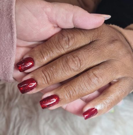 A mesma mão depois da Blindagem Estrutural, com esmalte vermelho