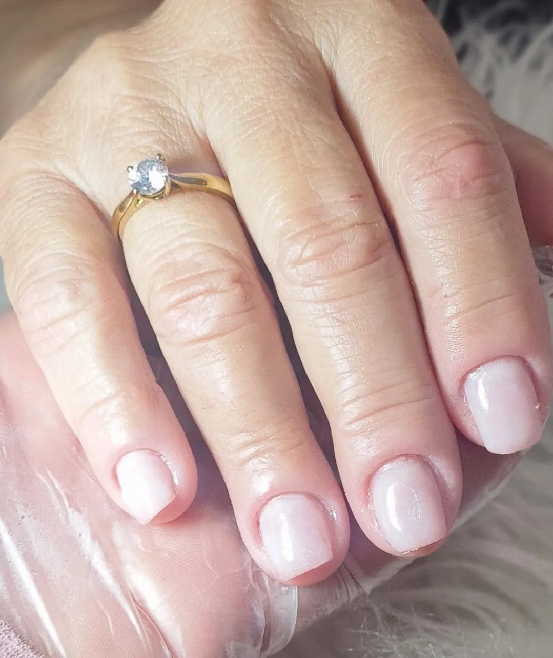 Quinze dias depois, a unha roída com estrutura em gel nude