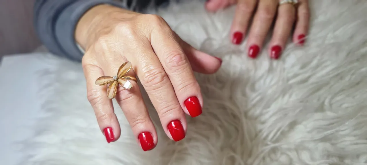 Unhas recuperadas com esmaltação vermelha