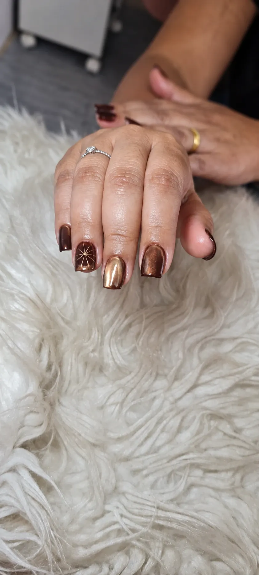 Unhas fracas blindadas, com esmaltação em gel cobre