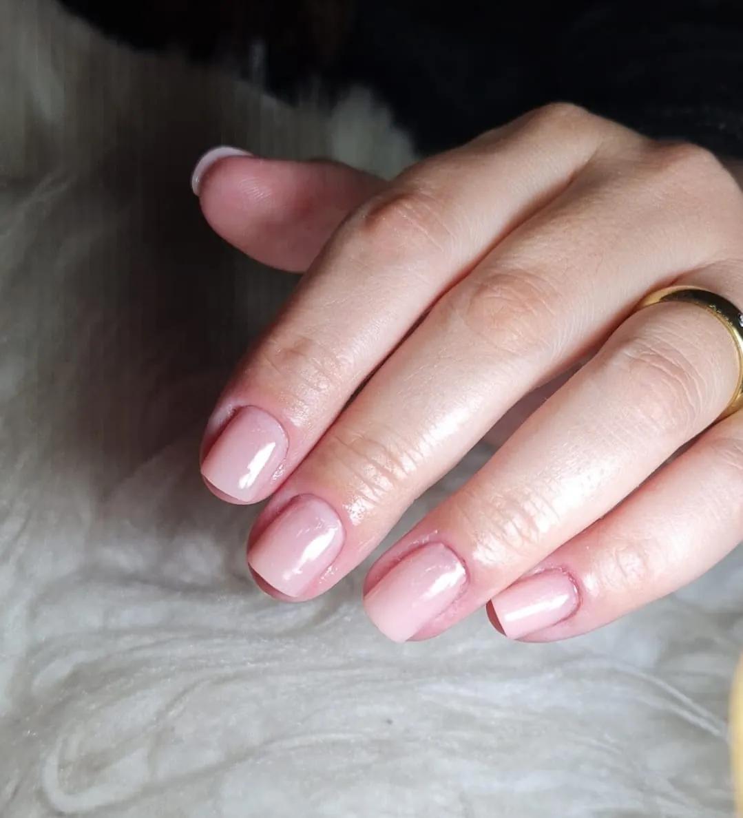 Unhas que eram roídas, recuperadas em tom rosado