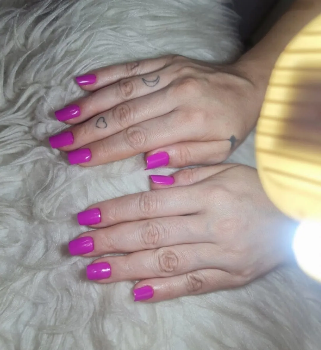 Unhas com estrutura em gel e esmaltação magenta