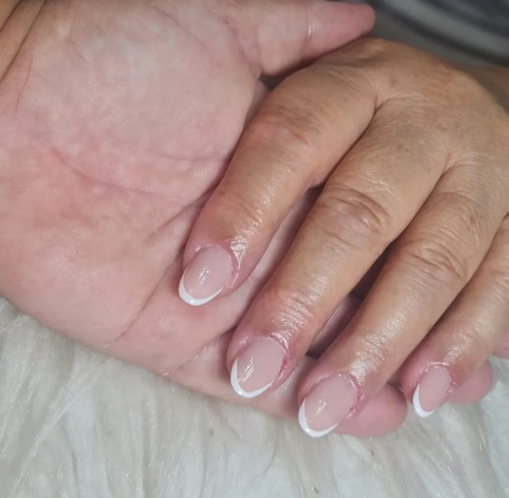 Unhas fracas protegidas com blindagem e francesinha