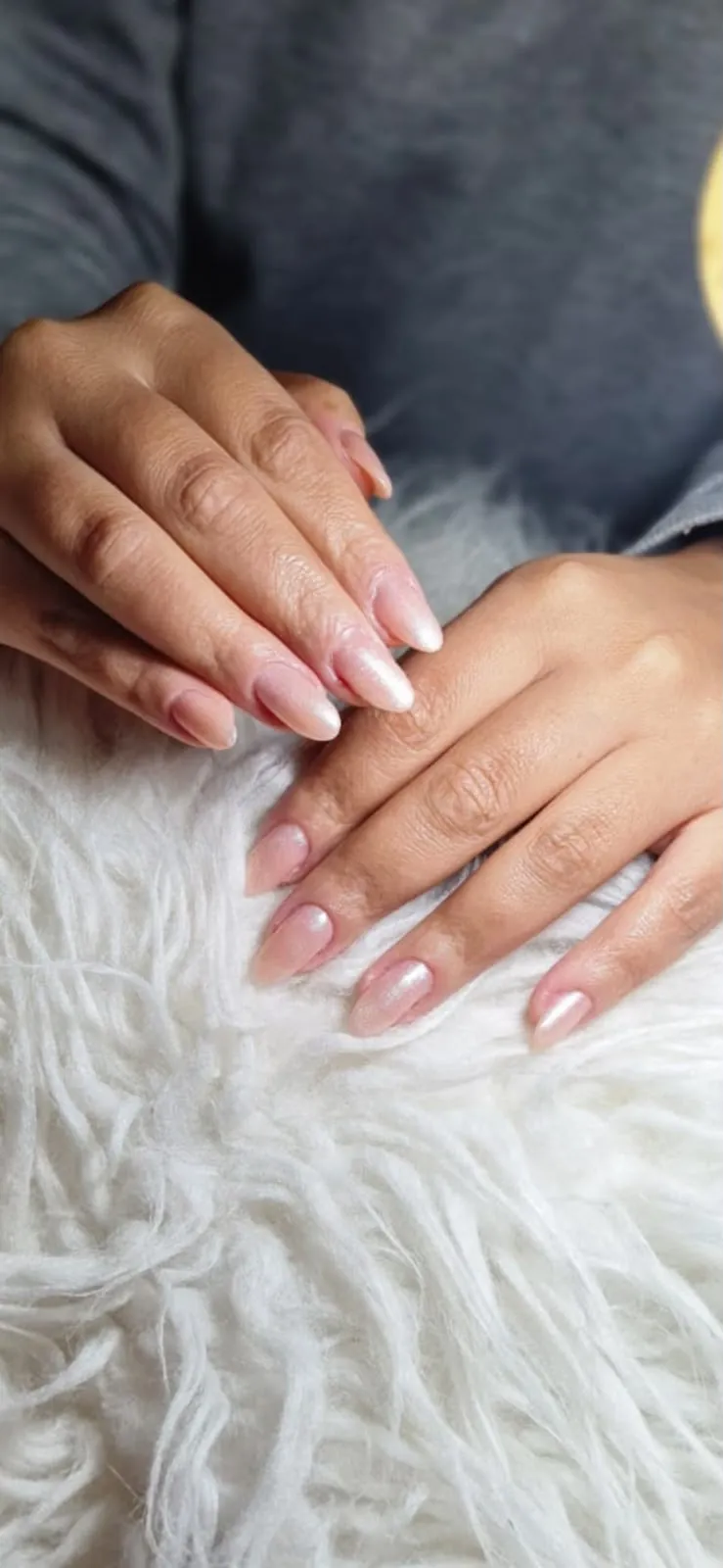 Alongamento em gel perolado nas duas mãos